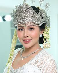 Tante Devi💗 In frame @devi.noor Makeup & hijabdo @byviramardha . . . Info  pricelist langsung hub WA admin 0895325799466 atau klik link di bio ya . .  #makeupwisuda #makeuplamaran #makeuptunangan #makeupbridesmaid #boldmakeup #