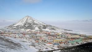 Mar 29, 2010 · get it how you live. The Antarctic Population Who Lives In Antarctica