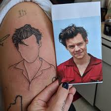 Blog Um In 2020 Harry Styles Tattoos Harry Tattoos One Direction Tattoos