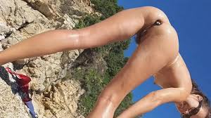 Calcinha na mostra de buceta na praia de nudismo selvagem