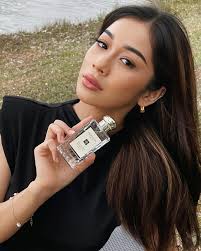 Celebrating Jo Malone's new English Pear & Sweet Pea scent, a fresh scent  that genuinely reminds me of a fresh garden with a soft notes of woods &  fruitiness of ripe pears