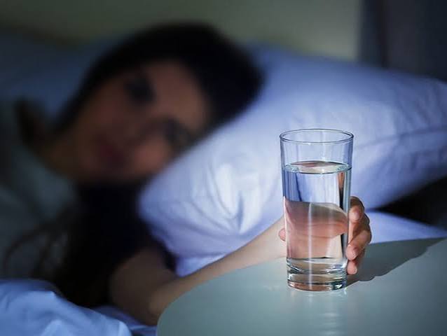 Uống nước ấm trước khi ngủ có tác dụng gì?