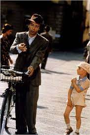 La Vida Es Bella Foto Giorgio Cantarini Roberto Benigni Roberto Benigni Fotos De Cine La Vida Es Bella