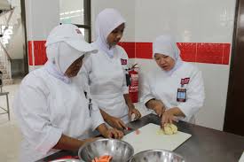 Pembantu tadbir (perkeranian/operasi) gred n19 di jabatan perkhidmatan awam dan kementerian kesihatan bagi melayakkan menyandang jawatan pembantu tadbir, calon wajib lulus terlebih dahulu dalam peperiksaan pembantu tadbir gred n19 yang dijalankan. Baju Uniform Pembantu Penyediaan Makanan Malaydaic