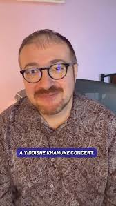 The Kit Kat Club never closes in Yiddish Sung by @dylanseders and  @apple.dani Add'l Arrangements + Coaching: Zalmen Mlotek of @folksbiene 🎶 