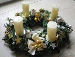 Das sind die engelfiguren, die kerzen und der weihnachtskranz. Adventskranz Weihnachtskranz Advent Deko Kleine Weisse Engel Weiss Gold X Mas Weisse Kerzen Adventskranz Weiss Adventskranz Weisse Kerzen