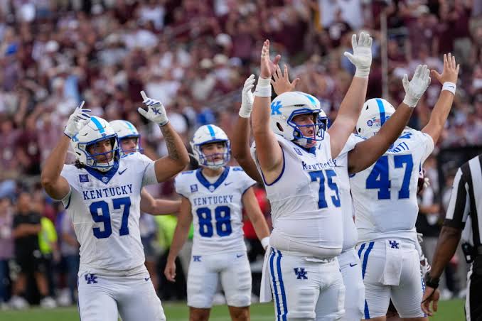 Kenny Minchey leads Kentucky to 31-21 road win over No. 9 Texas A&M | AP  News