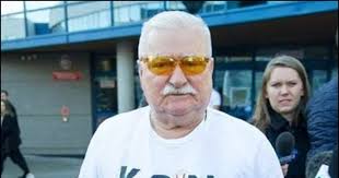 795 likes · 13 talking about this. Lech Walesa Koszulka Konstytucja Przerobiona Na Kon Zwalony Memy Gify I Smieszne Obrazki Facebook Tapety Demotywatory Zdjecia