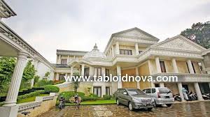 Persepsi dan pandangan awam bahwa rumah yang mewah harus dari tembok dan baja sepertinya perlu diluruskan. Artis Yang Memiliki Rumah Mewah Bak Istana Blog Unik