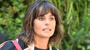 Since 2002, she has presented several television programs on various channels, and is mostly known for. Faustine Bollaert Traumatisee Par Ses Parents Ce Souvenir Qu Elle N Oubliera Jamais Voici