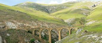 Sie grenzt im westen an armenien und georgien, im norden an rußland, im süden an den iran, während sie im. Reisefuhrer Aserbaidschan Trescher Verlag