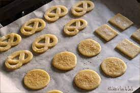 I biscotti danesi al burro sono dei biscotti friabili e deliziosi dal gusto inconfondibile, conosciuti anche come danish butter cookies. Biscotti Danesi Al Burro I Famosi Danish Butter Cookies