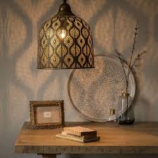 Hangelampe Aus Goldfarbenem Metall Mit Mustern Dabi Maisons Du Monde Deco Escalier Lanternes Marocaines Luminaire Maison Du Monde