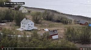 Rettungsmannschaften sind nach einem erdrutsch zwischen zerstörten gebäuden im einsatz. Unfassbar Erdrutsch In Nordnorwegen Versenkt Hauser Im Meer Video Nordisch Info