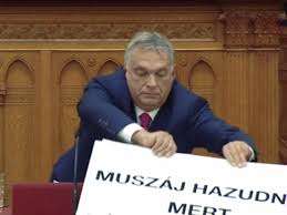 Balhé a parlamentben: Orbán megpróbálta kitépni Hadházy kezéből a 