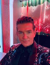 Ovidiu Moldovan, bistrițeanul care se ocupă de comunicarea Federației  Maghiare de Dans la Budapesta și croiește haine pentru copiii din  orfelinate