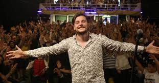 Aslen nerelidir ve kaç yaşındadır? P5qfsp Efhsgfm