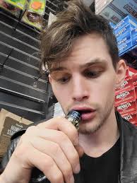 Can someone please remove the vape. Thank you!!