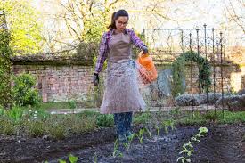 The cookbook author, 73, invited her instagram followers to join her for a quick tour of the massive garden at her home in east hampton, n.y. Effektive Mikroorganismen Pflanzenschutz Auf Naturliche Art Mein Schoner Garten