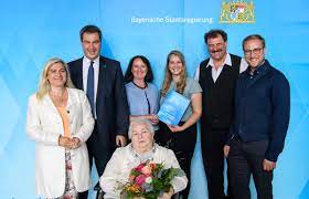 Ob söder plant, im wahljahr 2021 die politische bühne münchens gegen berlin zu tauschen, hat er. Markus Soder On Twitter Habe Rosa Huber Und Ihrer Familie Den 1 000 Bescheid Fur Das Landespflegegeld Uberreicht Damit Unterstutzen Wir Pflegende Familien Und Zeigen Respekt Fur Fur Altere Generation Ein Tolles Signal