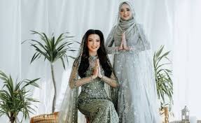 Untuk wanita, tersedia size m hingga xxl, sedangkan untuk pria tersedia kamu bisa membelinya di website omjoni atau website bukalapak. Terinspirasi Nuansa Ramadan Whulyan Hadirkan Gaun Pengantin Sage Green Dan Lime Green Simak Detilnya Ini Inisurabaya Com