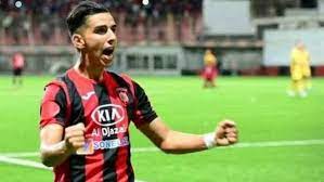 قال مصدر من بيت إتحاد العاصمة، إن الدولي الليبي مؤيد اللافي، هدد إدارة الإتحاد بمقاطعة مواجهة الوداد البيضاوي المغربي، المقررة السبت القادم في حال عدم تسوية مستحقاته المالية العالقة منذ مدة، علما أن اللافي الذي عبر مرارا عن تذمره ورفاقه إزاء الوضعية التي يمر. Ø§Ù„ØµÙÙ‚Ø© Ø§Ù„Ø«Ø§Ù„Ø«Ø© Ø§Ù„ÙˆØ¯Ø§Ø¯ ÙŠØªØ¹Ø§Ù‚Ø¯ Ù…Ø¹ Ù…Ø¤ÙŠØ¯ Ø§Ù„Ù„Ø§ÙÙŠ Ù‚Ø¨Ù„ Ù…ÙˆØ§Ø¬Ù‡Ø© Ø§Ù„Ø£Ù‡Ù„ÙŠ Ø¨Ø¯ÙˆØ±ÙŠ Ø§Ù„Ø£Ø¨Ø·Ø§Ù„