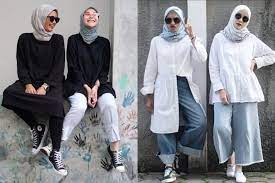 Bingung menata penampilan untuk bukber? 7 Adu Gaya Style Zaskia Adya Mecca Vs Asisten Pribadi Seperti Saudara