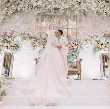 8 Momen Romantis Citra Kirana Dan Rezky Aditya Peluk Cium Mesra Usai Resmi Nikah Kapanlagi Co Gaun Pengantin Impian Gaun Pengantin Sederhana Foto Perkawinan