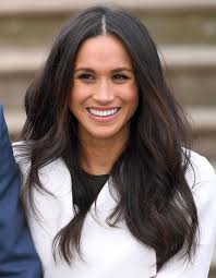 Cette coupe simple et élégante, avec sa raie au milieu, fait la part belle aux longueurs, qui habillent joliment les épaules. La Raie Au Milieu Sur Cheveux Longs De Meghan Markle Les Plus Belles Coiffures De Meghan Markle Elle