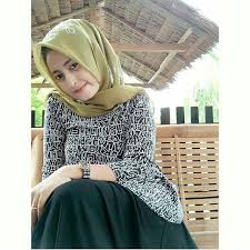 Penggunaan jilbab bayi ini memang sangat bagus dan baik untuk perkembangan si kecil sendiri, maupun untuk penampilannya sehingga tampak lebih cantik. Pin On Muslimah