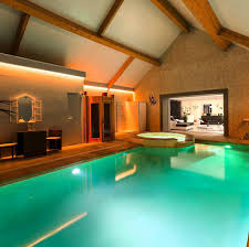 Insolite Cette Piscine Interieure Equipee D Un Spa Et D Un Sauna Communique Avec Le Salon Par Une Superbe Baie Piscine Interieure Piscine Interieurs En Beton