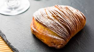 E' la sfogliatella, un dolce ricco di tradizione che custodisce al suo interno i segreti di una lontana e magica storia. Sfogliatelle Di Napoli 5 Posti Dove Assaggiare Le Piu Buone