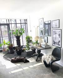 Het gebruik van zwart en wit bij het decoreren, kan een verbluffend en dramatisch decor creëren. Pin On Interieur Interiors