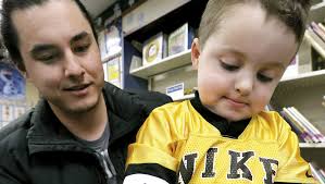 Father works to build hand for young son using 3-D printing