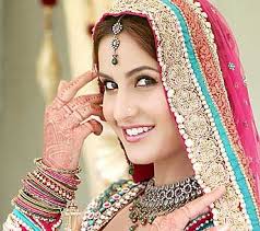 Bollywood Actress Katrina Kaif Showing Off A Traditional Yet Modern Indian Look Indian Bride Dresses Bollywood Outfits Katrina Kaif