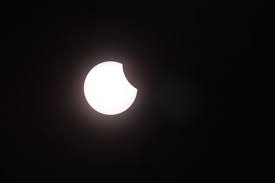 Doch so beeindruckend wird das schauspiel nicht ausfallen. File Partielle Sonnenfinsternis 2015 03 20a Jpg Wikimedia Commons