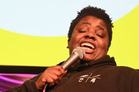 Smarta systrar gjorde succé med utomjordiska pojkvänner och benlösa damer