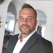 Egy tihanyi galéria gyönyörű, fehérre meszelt falát a tulajdonos engedélye  nyomán az alábbi fotón látható hattyúval csúfította el egy törvényt és  ízlést nem tisztelő alkotó. Hála a tihanyi polgármesternek és főépítésznek,  az