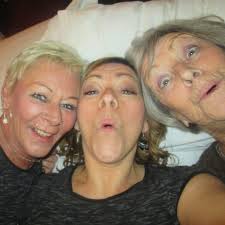 Evening, is there a Neil Diamond or Tom Jones playing anywhere tonight? Or  any other recommendations please 🙏🏻