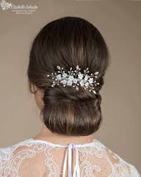 Immagino una donna poliedrica elegante, affascinante e con incredibile femminilità. Arielle Pettinino Gioiello Per Capelli Da Sposa Con Fiorellini Bianchi In Madreperla E Swarovski Elisabetta Sebastio