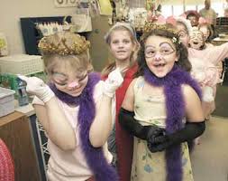 Return engagement of Three Piggy Opera has crowd, players singing