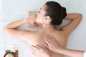 Man kommt abends gestresst nach hause und bucht eine mobile massage. Wunderbare Massage Tipps Wie Es Zuhause Funktioniert