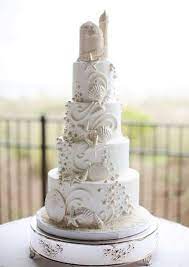 Beach Wedding Cake In Pale Neutrals Plaj Dugunu Fotograflari Dugun Pastalari Dugun Pastasi