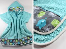 Warum Ich Unbedingt Ein Badetuch Mit Loch Fur Meinen Kleinen Nahen Wollte Badeponcho Monster Lasst Grussen Badeponcho Bademantel Baby Baby Nahen Ideen