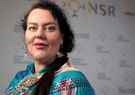 2 jinter jubilerer med utstilling av ullkjolar i Vågå