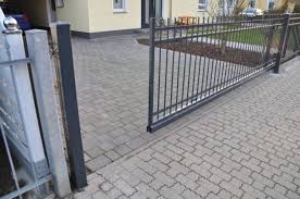 Pfortenfunktion Des Schiebetors Tor Offnet Nur Einen Spalt Zur Durchfahrt Schiebetor Zaune Aus Polen Hausbau Kosten