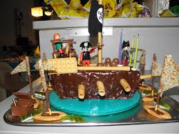 Le Bateau Pirate Playmobil Un Gateau Decoupe Et Transforme En Bateau Des Barquettes Et Des Mikados Et Un Gateau Anniversaire Garcon Gateau Rigolo Idee Gateau