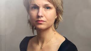 Virginia Tangvald raconte comment elle est partie à la recherche de  l'histoire familiale pour retrouver son ancrage dans «Les enfants du  large», son premier roman