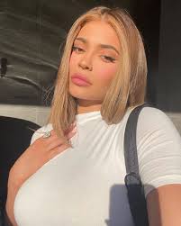 Kylie jenner (born kylie kristen jenner on august 10, 1997 in los angeles, california) is an american reality television personality, model, actress, entrepreneur, socialite and social media. Kylie Jenner Just Posted Her Stretch Marks With Zero Shame