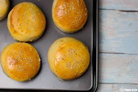 Die Perfekten Burger Buns Brotchen Mit Sauerteig Happy Plate Rezept Sauerteig Rezepte Lebensmittel Essen